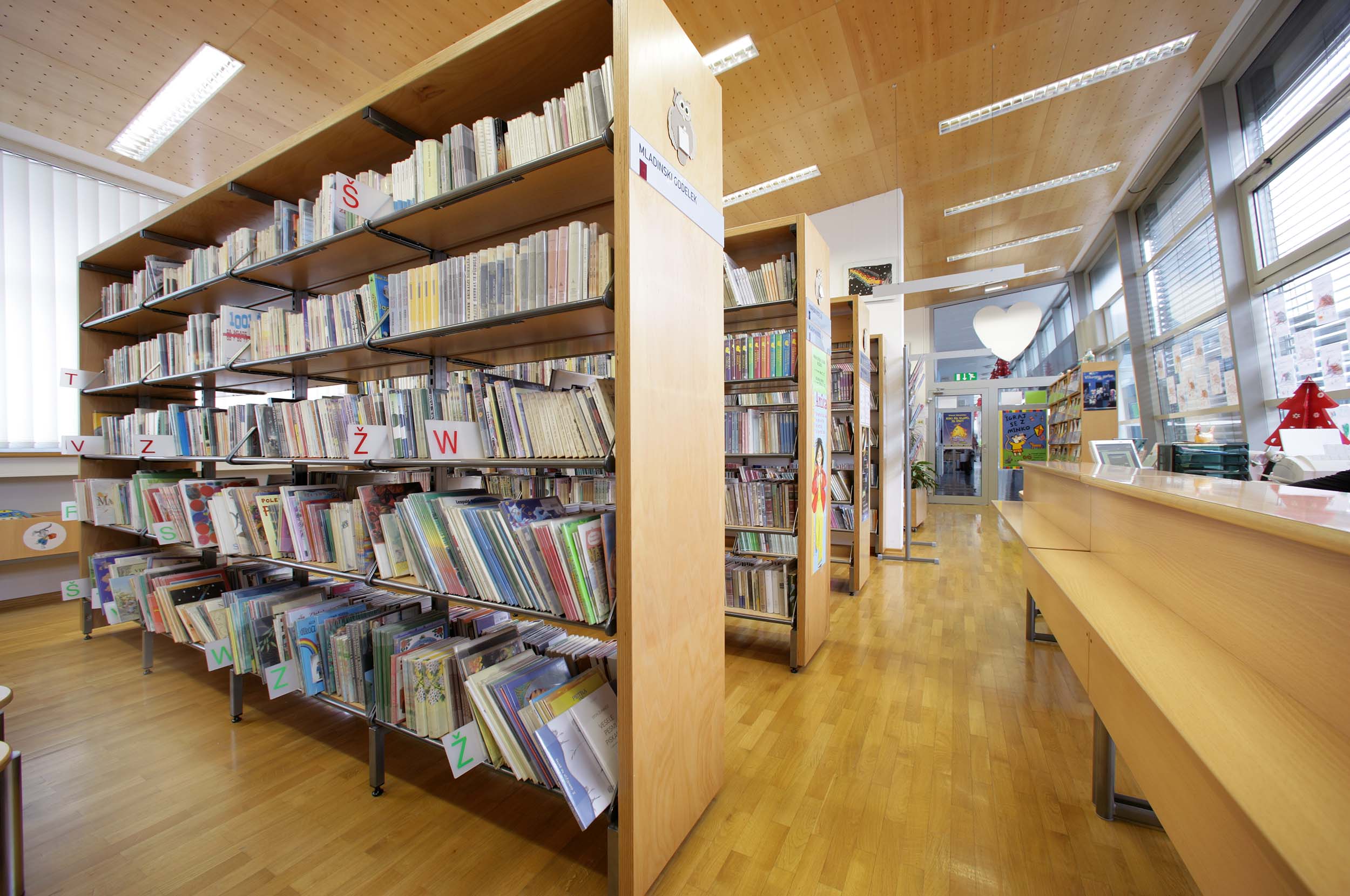Leseno pohištvo za knjižnice